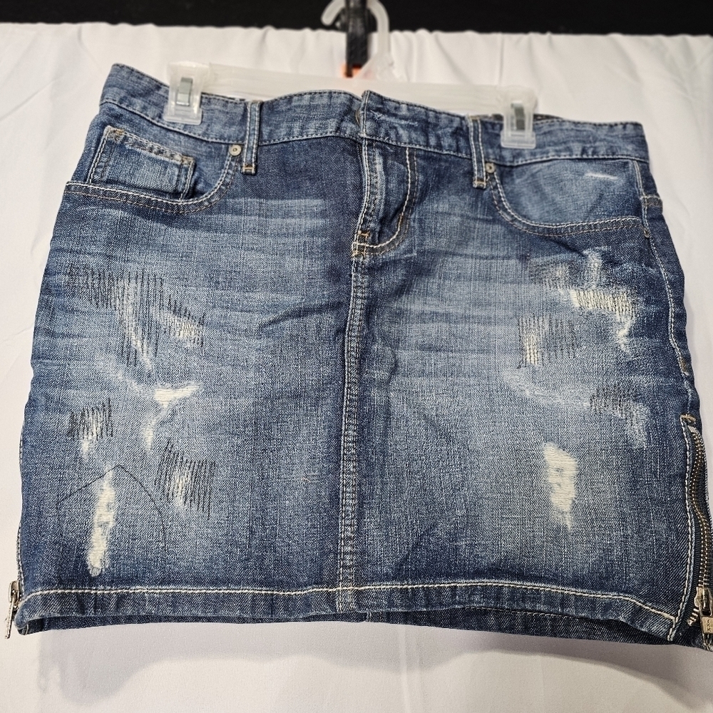 Guess Los Angeles denim mini skirt side zippers stitched designs size 29